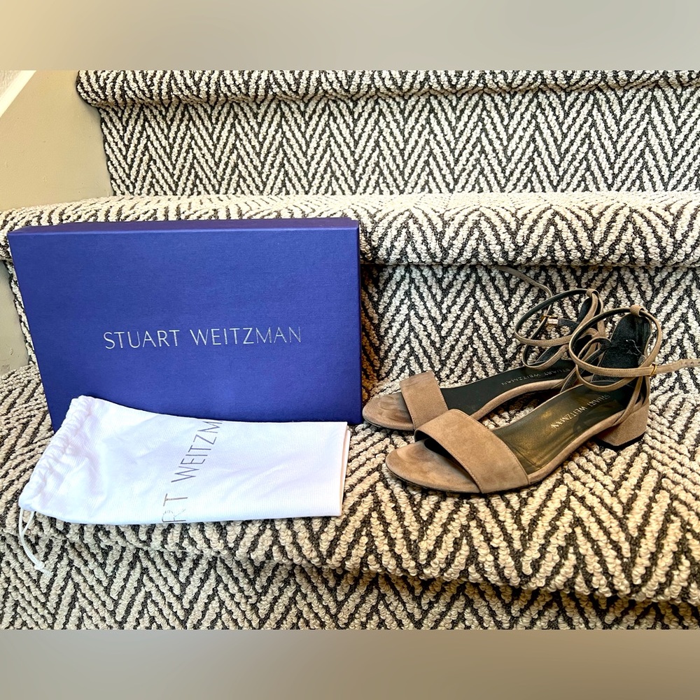 Stuart Weitzman EUC Grey Suede PeeWee Sandal